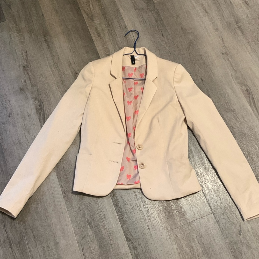 Cream blazer US 4 H&M with two front button fastening and pockets
